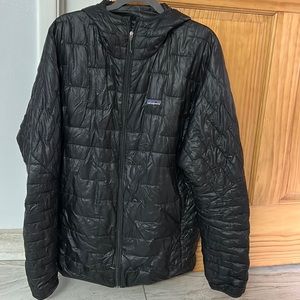 Slightly used men”s Patagonia puffer packable jacket in black XL